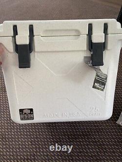 Bison white 25QT Cooler 25 Quart Ice Chest Cooler 21 Cans 32lbs of ice Brand New