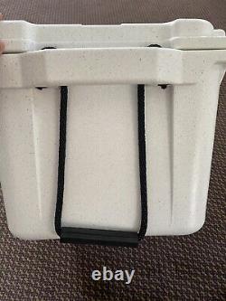 Bison white 25QT Cooler 25 Quart Ice Chest Cooler 21 Cans 32lbs of ice Brand New